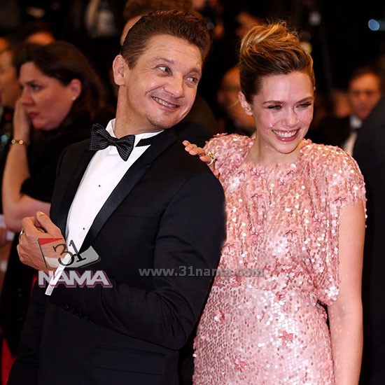 Jeremy_Renner_and_Elizabeth_Olsen31nama.jpg