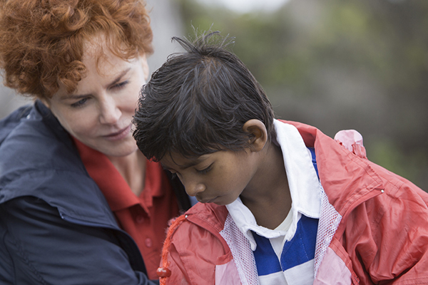 Nicole_Kidman_and_Sunny_Pawar_in_Lion.jpg