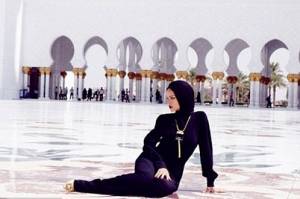 ریحانا وتوهین به مسجد با حجاب کامل!!