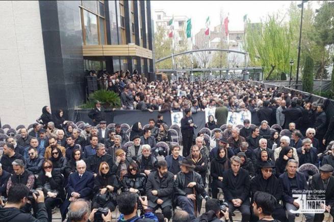 مراسم تشییع پیکر زنده یاد &quot;جمشید مشایخی&quot; / جرمش این بود که اسرار هویدا می کرد